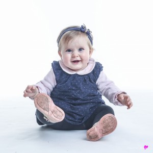 photo-studio-portrait-bebe-9mois-gers-bernede-pied